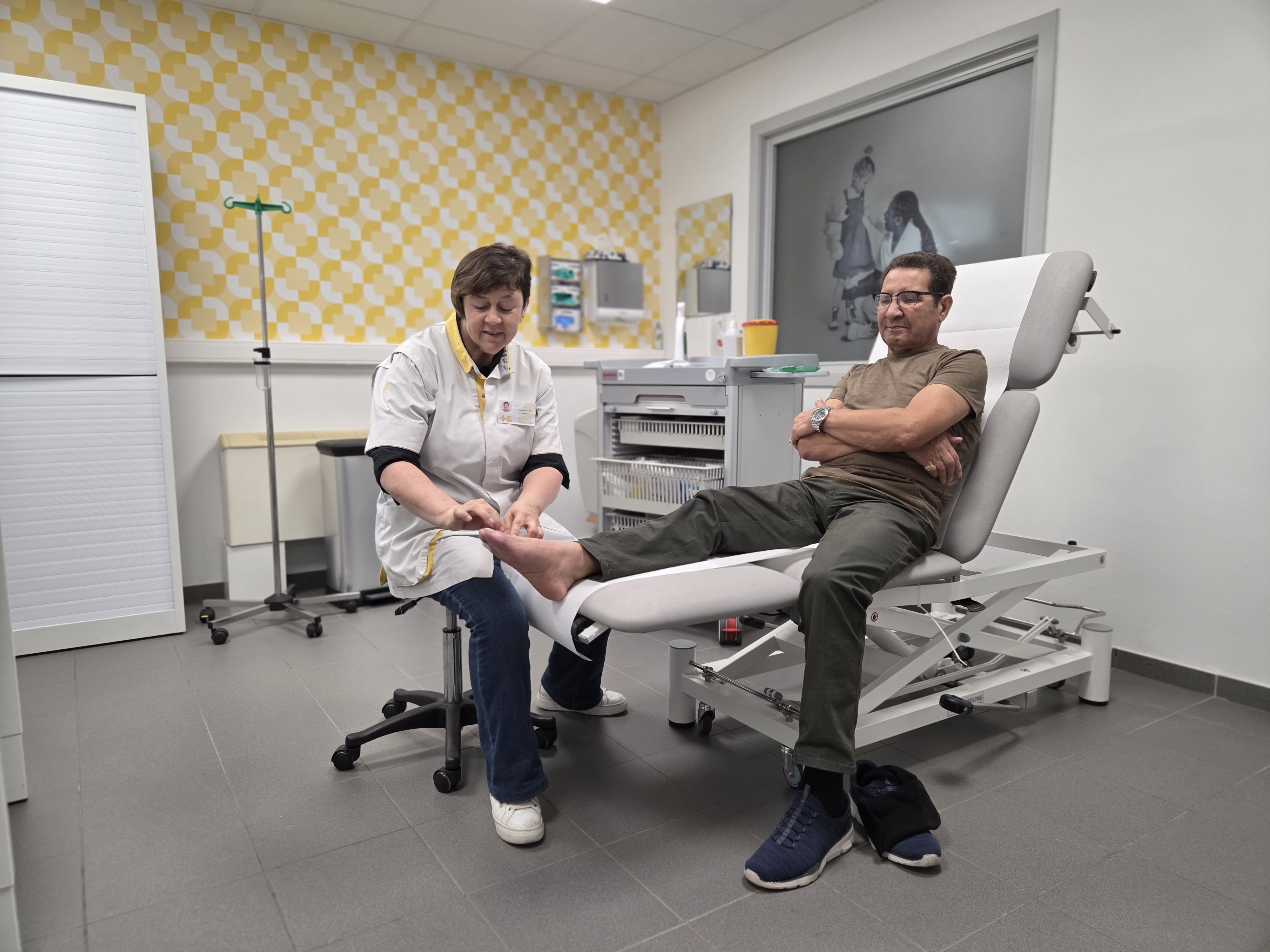 verpleegkundige verzorgt patient
