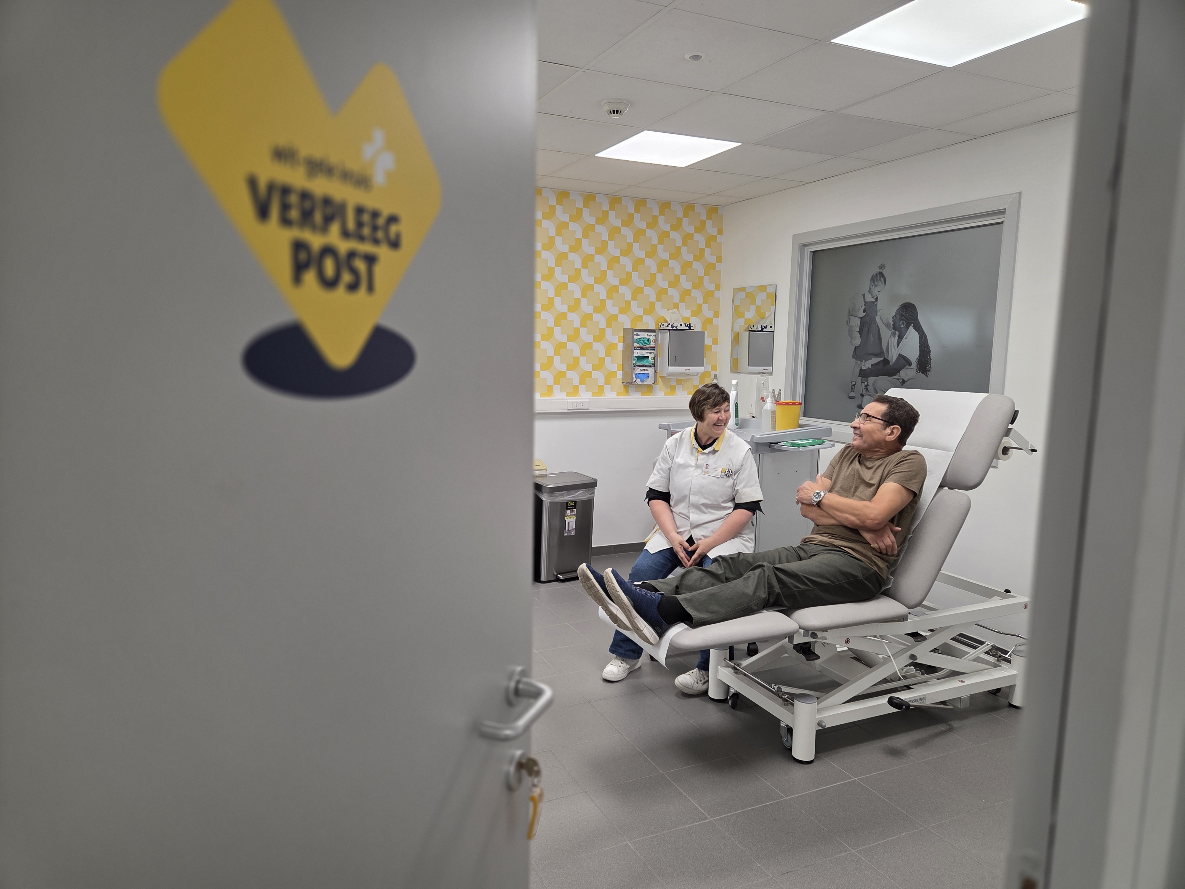 patient en verpleegkundige in nieuwe verpleegpost Lubbeek
