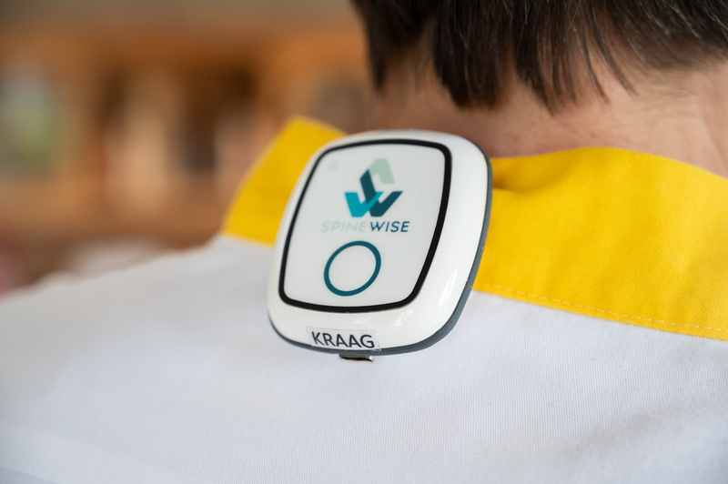 verpleegkundige draagt toestel dat ergonomische houding meet