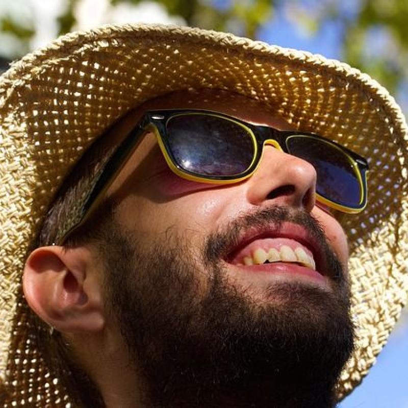 Bescherming tegen de zon door hoed en zonnebril