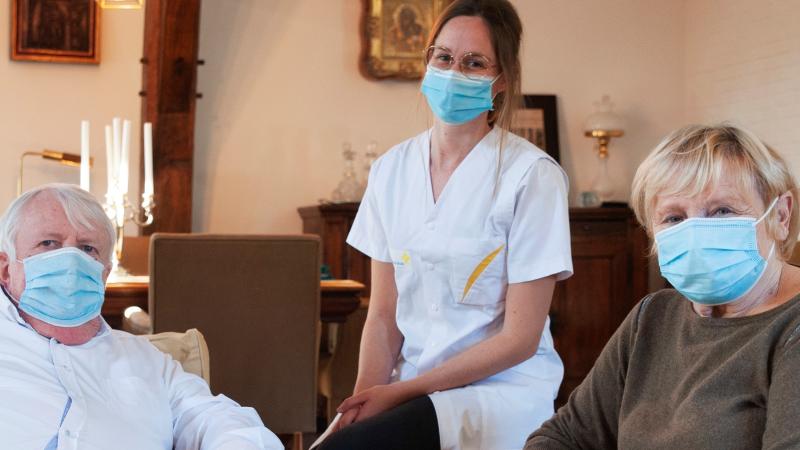Herman De Neef en zijn verpleegkundige van het Wit-Gele Kruis