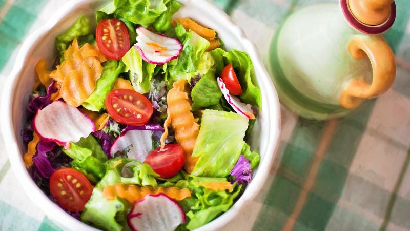 plantaardige voeding uit de voedingsdriehoek: salade