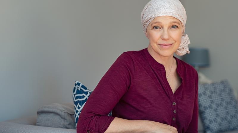 Vrouwelijke kankerpatiënt met sjaal rond hoofd