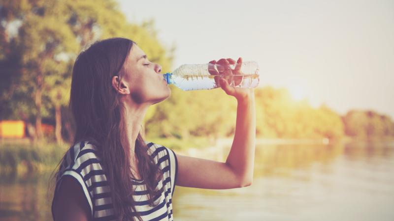 Drink voldoende water bij warm weer