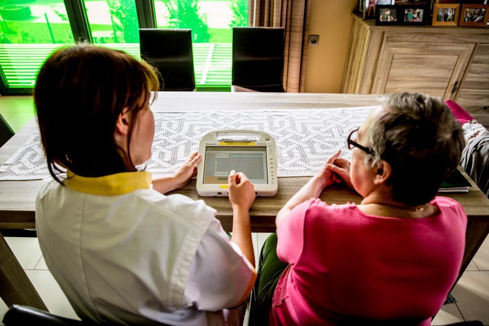 Patiënt en verpleegkundige bekijken samen het elektronisch verpleegdossier