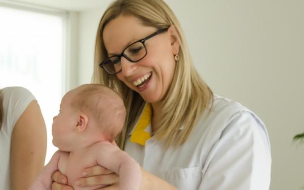 Foto vroedvrouw, mama en baby