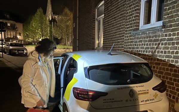 Nachtverpleegkundige naast auto