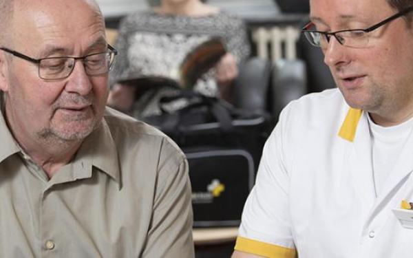 Foto zorgkundige en patiënt