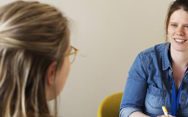 ombudsvrouw en patiënt in gesprek