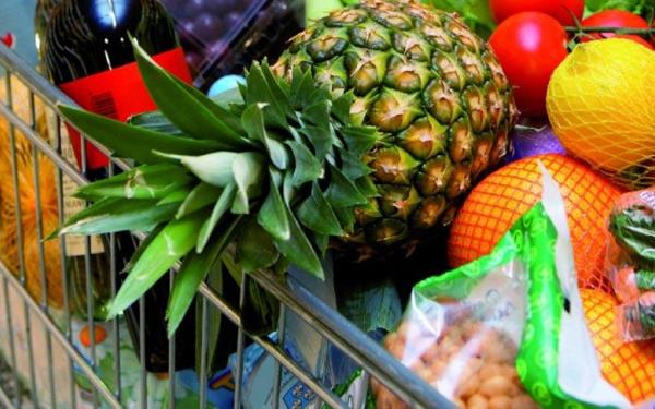Allerlei fruit en groenten in een winkelkar