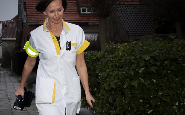 Foto verpleegkundige in het donker