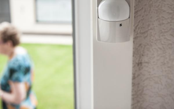 Foto oudere vrouw in huis