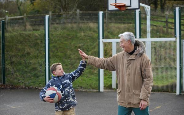 Man geeft high five aan kleinzoon