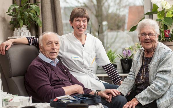 Thuisverpleegkundige Marleen samen met patiënten Jos en Solange