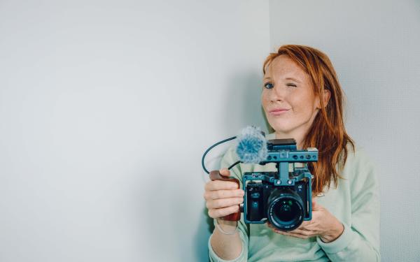 Foto Linde Merckpoel met camera in haar handen