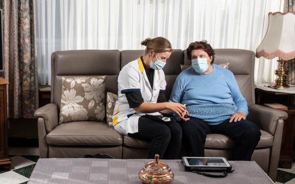 Foto verpleegkundige Jill voert diabeteszorg uit bij Martha