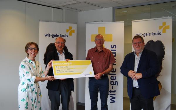 Overhandiging cheque door het Wit-Gele Kruis