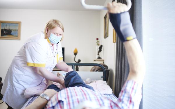 Wit-Gele Kruis verpleegkundige Ine tijdens de zorg