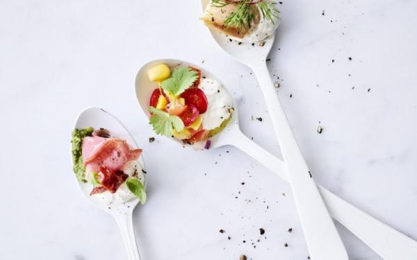 Lepelhapjes met roomkaas en toppings