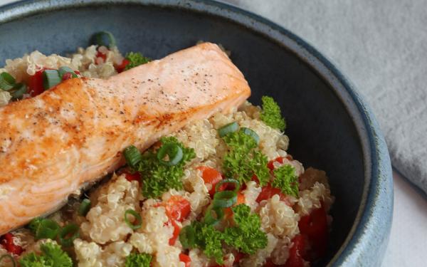 Foto quinoasalade met zalm en geroosterde paprika 