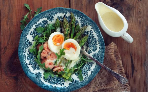 Asperges met hardgekookte eieren en garnaaltjes  