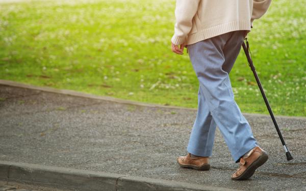 oudere man wandelt met wandelstok