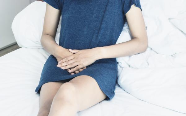 vrouw met buikpijn
