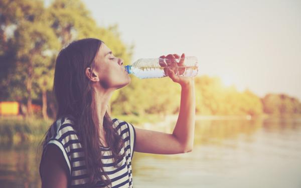 Drink voldoende water bij warm weer