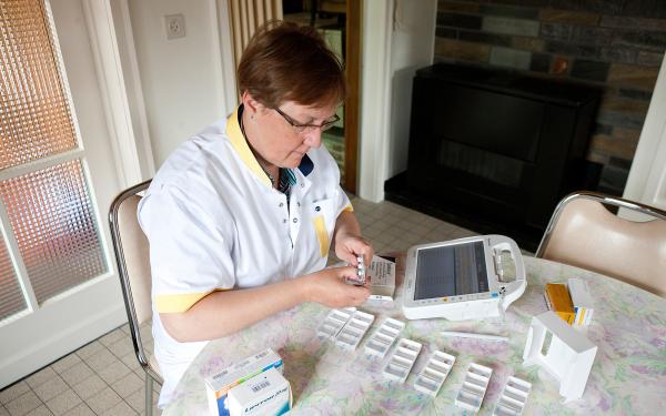 Verpleegkundige legt medicatie klaar
