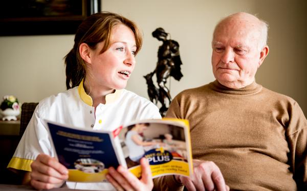 Patiënt en verpleegkundige nemen samen een brochure door