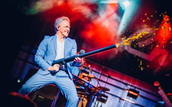 Foto zanger Christoff De Bolle in actie 