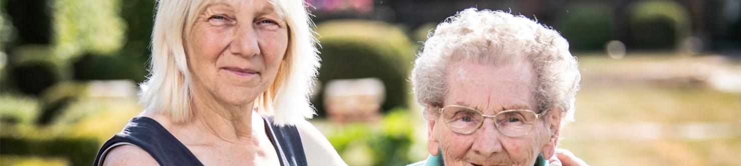 Foto mantelzorger Frieda die voor haar 100-jarige mama zorgt