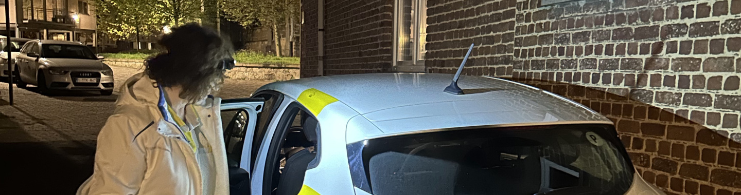 Nachtverpleegkundige naast auto