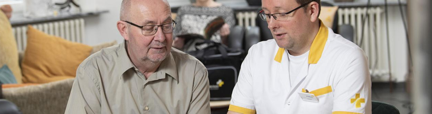 Foto zorgkundige en patiënt