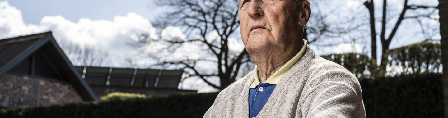 Patiënt Wit-Gele Kruis mijmerend op bankje