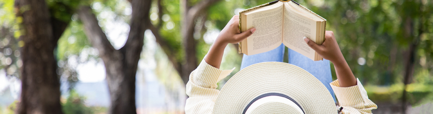 Foto vrouw die boek leest