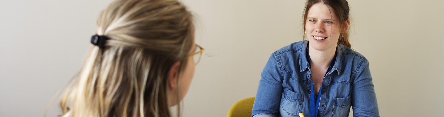 ombudsvrouw en patiënt in gesprek