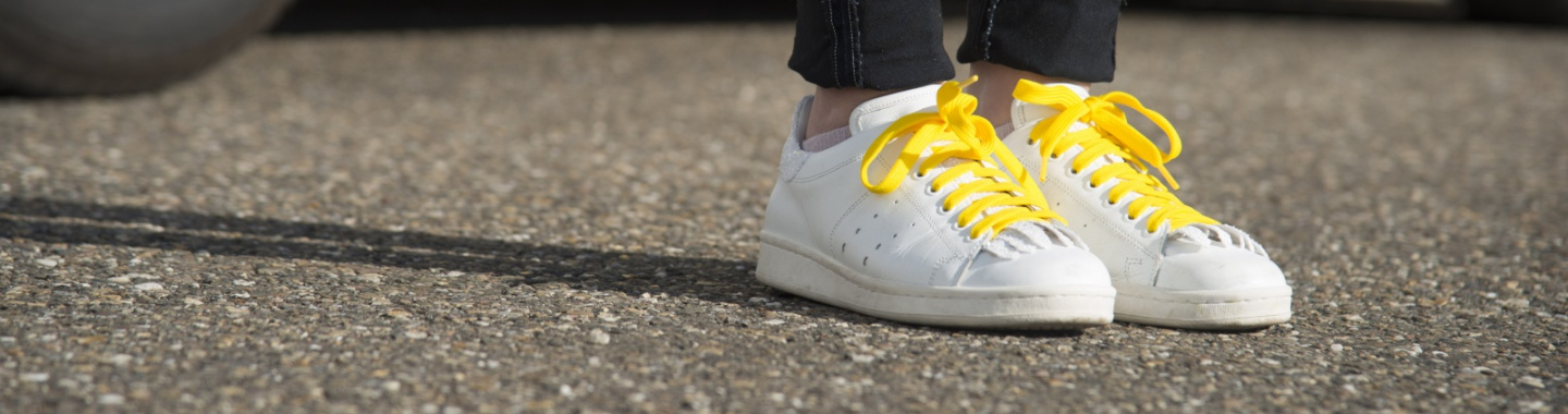 op stage met witte schoenen 