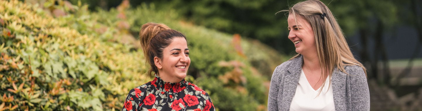Verpleegkundige Ozgül en begeleider Daphne