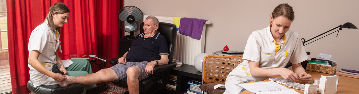 Foto Valère met verpleegkundige Nele en zorgkundige Lien