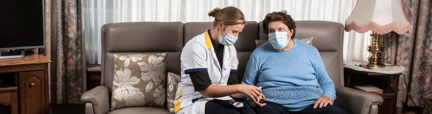 Foto verpleegkundige Jill voert diabeteszorg uit bij Martha