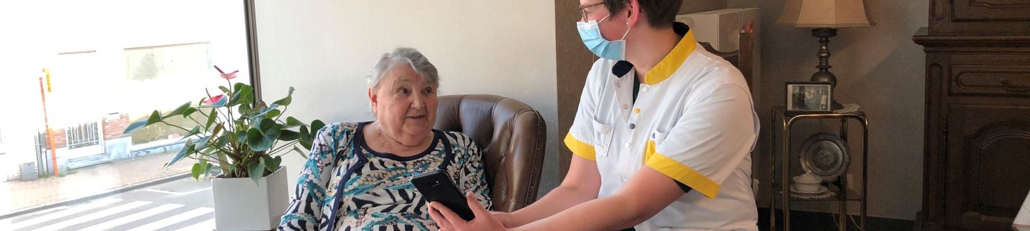 Koningin Mathilde belt met thuisverpleegkundige Celien Gadeyne van het Wit-Gele Kruis  