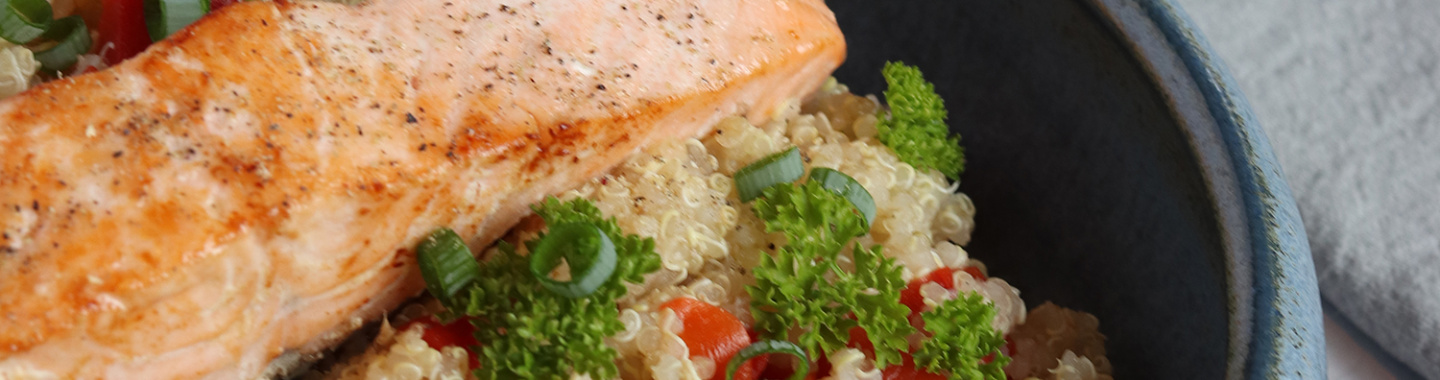 Foto quinoasalade met zalm en geroosterde paprika 