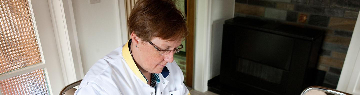 Verpleegkundige legt medicatie klaar