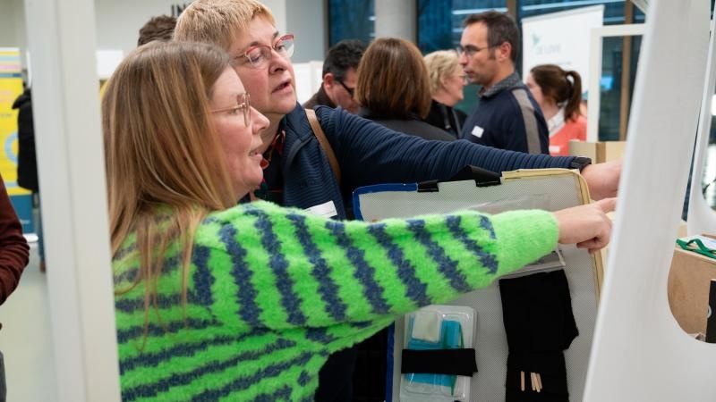 Een ODINier licht haar groepsproject toe 