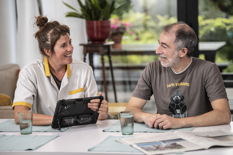 Foto verpleegkundige met tablet