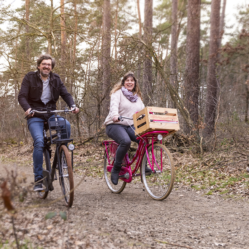 Marjan en Wim fietsen