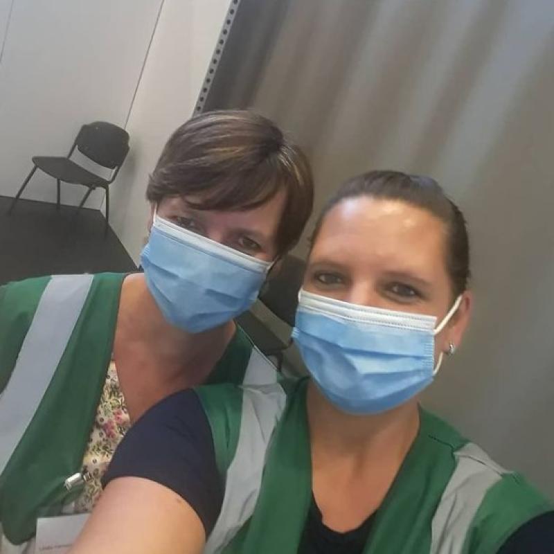 Amy en Linda in het vaccinatiecentrum