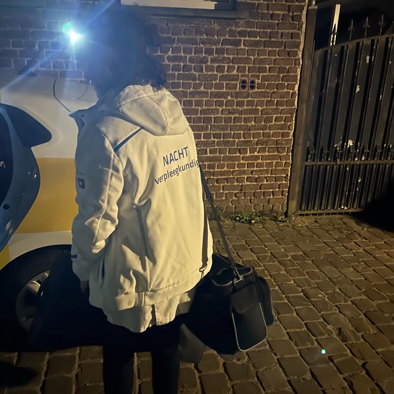 Verpleegkundige met koplamp