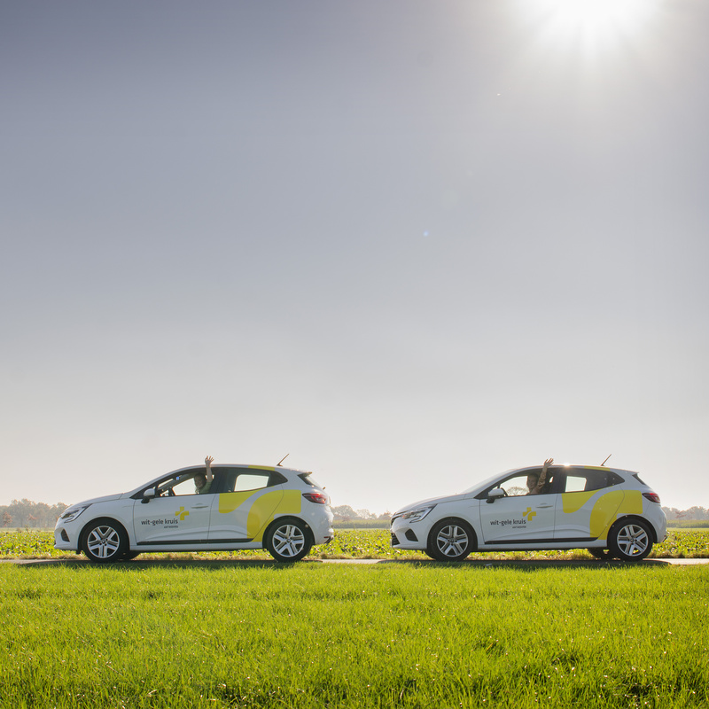 twee Wit-Gele Kruisauto's